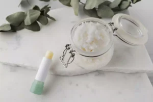 Lire la suite à propos de l’article Baume à lèvres bio maison : recette facile en 10 min