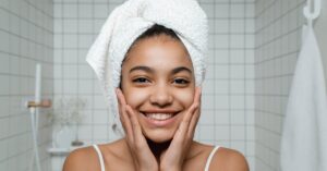 Lire la suite à propos de l’article Peau éclatante à la maison : astuces naturelles et efficaces en 2025