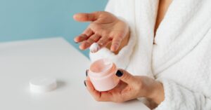 découvrez notre gamme de soins anti-âge efficaces pour préserver la jeunesse de votre peau et réduire les signes du vieillissement.