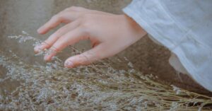 Lire la suite à propos de l’article Astuces efficaces pour prendre soin de sa peau sèche au quotidien