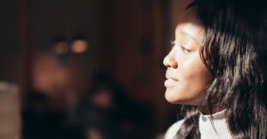 Lire la suite à propos de l’article Cheveux éclatants : astuces naturelles pour révéler une brillance incomparable