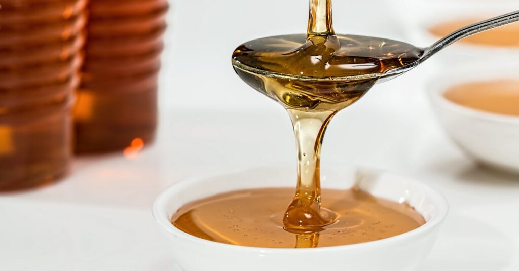 découvrez des astuces de beauté naturelles à base de miel pour une peau éclatante et des cheveux en pleine santé.
